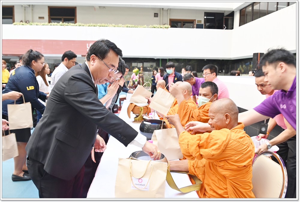 ﻿กรมบังคับคดี จัดกิจกรรมทำบุญตักบาตรประจำเดือนมีนาคม 2568